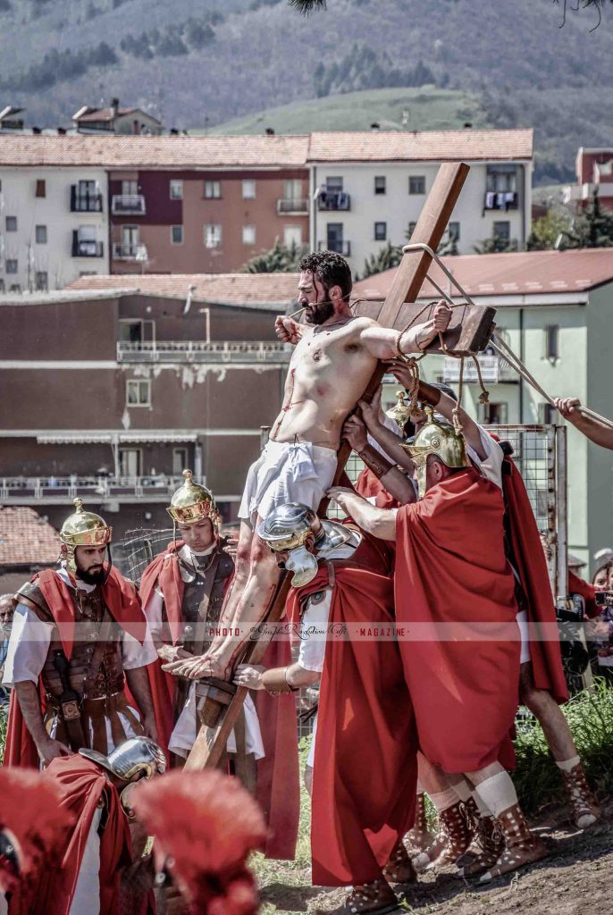 Le Via Crucis di Rionero e crocifissione di Gesù - Graphic Revolution Melfi