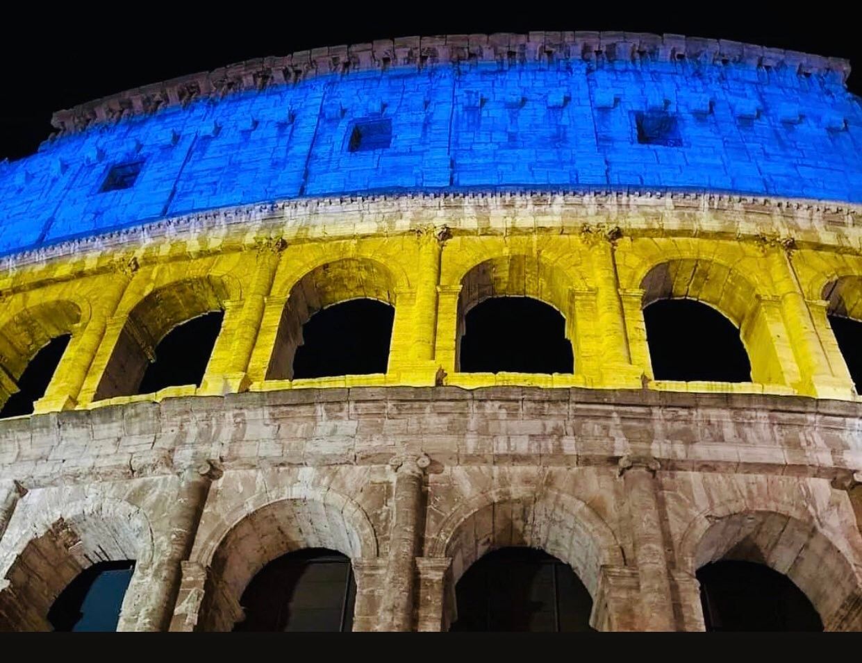 Italia monumenti in giallo e blu per l'Ucraina in guerra con la Russia bandiera ucraina colosseo roma 